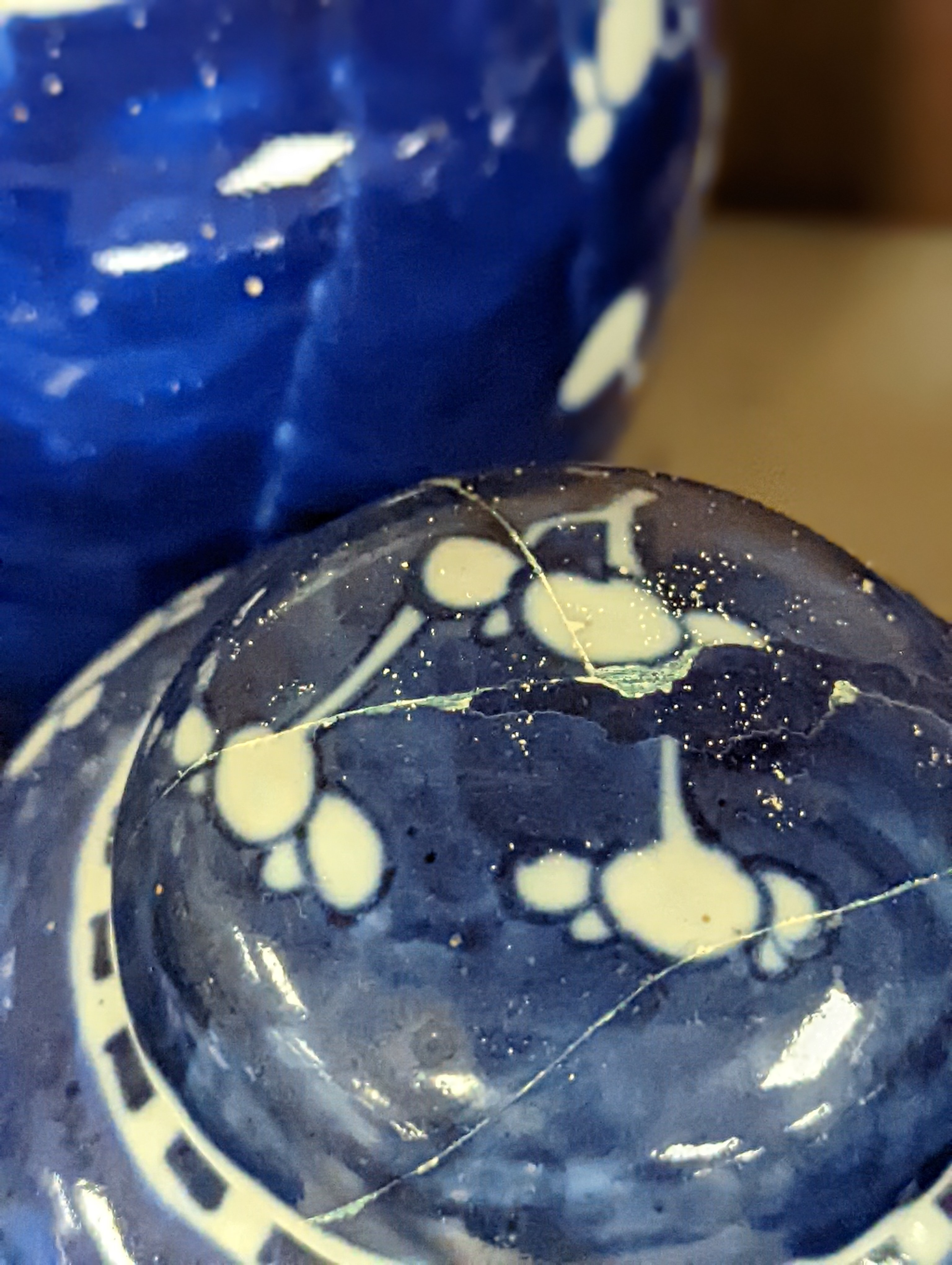 A pair of Chinese blue and white vases and eleven jars, six with covers., Vase and matching cover 28 cms high.